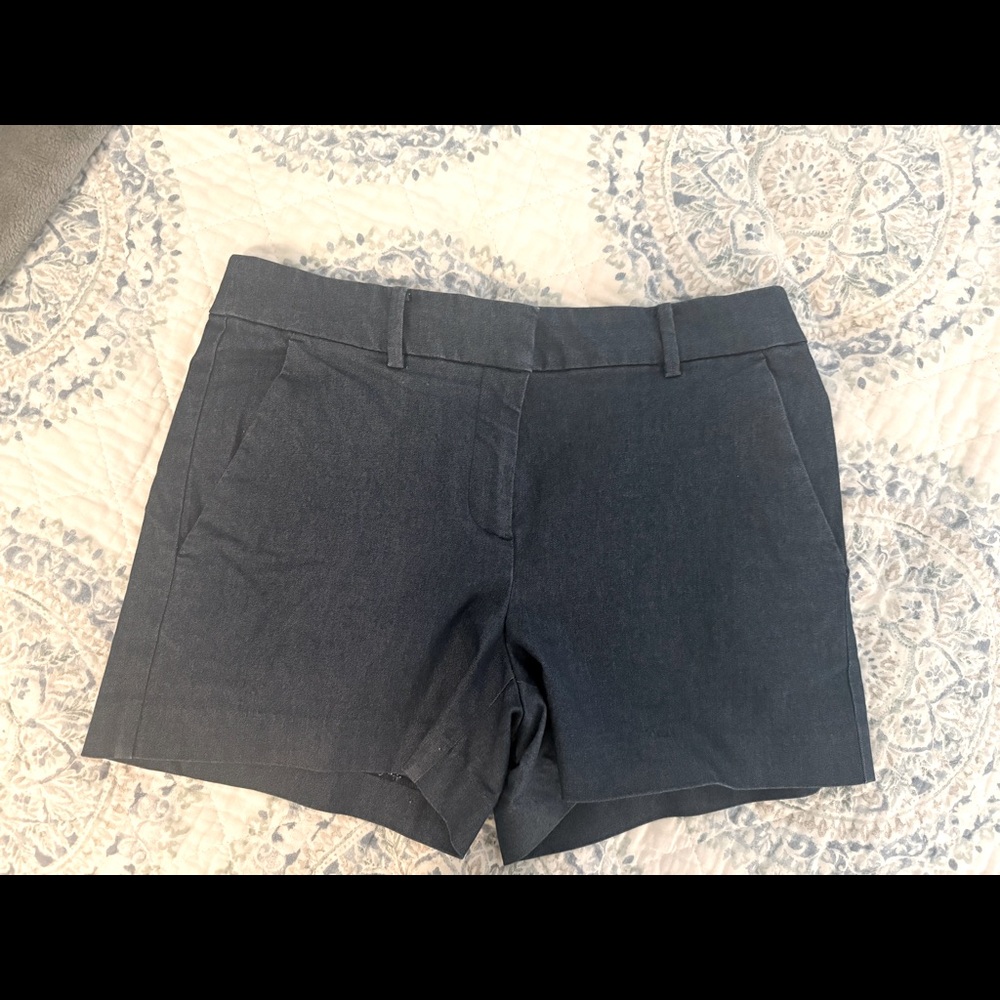 LOFT REFINED DENIM SHORTS IN SIZE 0
